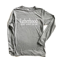 Load image into Gallery viewer, Fatherhood looks good on me long-sleeve T-shirt